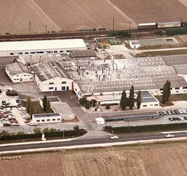 Vue aérienne d'archive de l'ancien site industriel de Beaugency, avant sa reprise